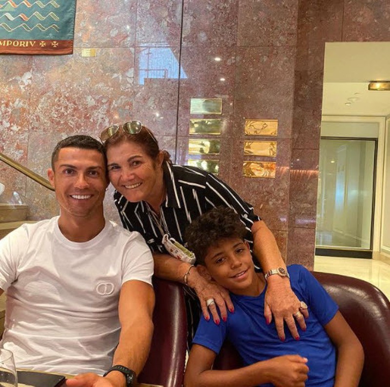 Hình ảnh bà nội và bố của Cristiano Ronaldo Jr