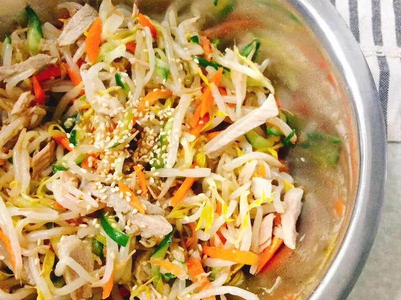 เมนูคลายร้อนหน้าร้อน! 6 สลัดเย็นสุดสดชื่น ทำง่ายแต่อร่อยด้วยแตงกวา มะระ และถั่วงอก