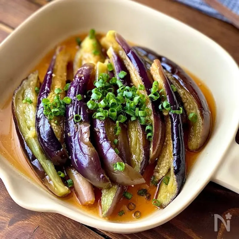 เมนู “มะเขือยาวคลุกซอสกระเทียมน้ำมันงา”ทั้งหอมทั้งอร่อย! วิธีทำง่ายมาก แค่ต้มมะเขือยาวให้สุกแล้วนำมาคลุกกับซอสปรุงรสก็เสร็จแล้วครับ