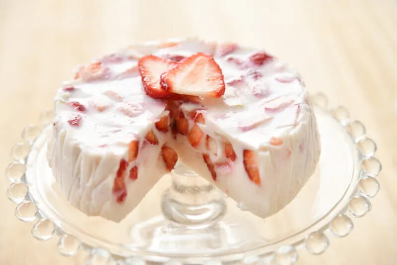 แชร์สูตร ‘เค้กเยลลี่นมสตอเบอร์รี่โยเกิร์ต’ จาก Hokkaido Dairy! แค่ผสมส่วนผสมให้เข้ากันแล้วแช่เย็นก็เสร็จแล้ว