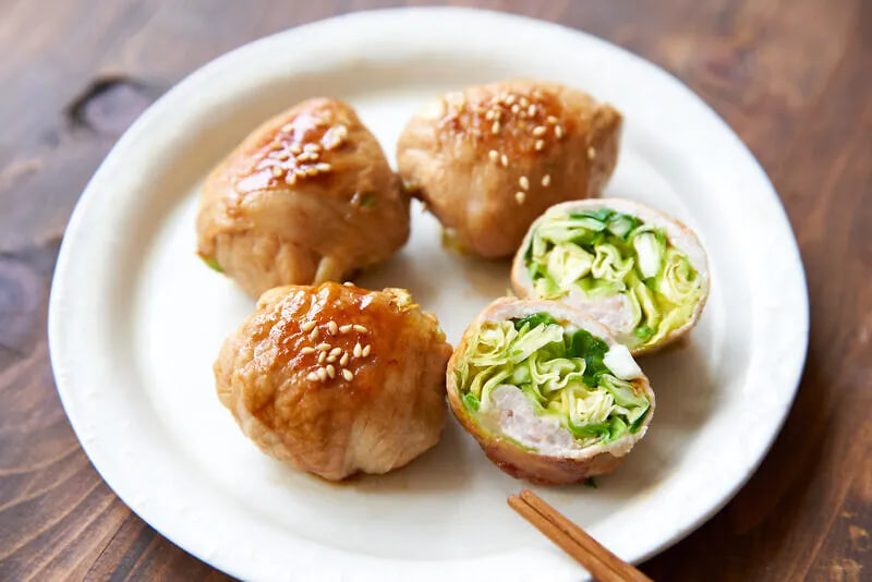 แจกสูตร ‘ลูกชิ้นกะหล่ำปลี’ ทำง่ายอร่อยด้วย! เคล็ดลับแบบไร้แป้ง ใช้เนื้อสไลซ์ห่อไส้กะหล่ำปลีเน้นๆ