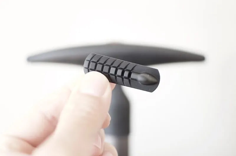 เมื่อเจอ ‘ความกดดันแบบนั้น’ ระหว่างเดินทาง แค่ติดสิ่งนี้ไว้ที่หูหิ้วกระเป๋าเดินทาง ก็แก้ปัญหาได้อย่างง่ายดาย!