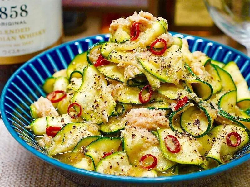 สูตร ‘ทูน่าหมักกระเทียมและซูกินี’ ทำง่ายๆ เพียง 3 ขั้นตอน! ใช้ทูน่ากระป๋อง ทั้งสะดวกและรวดเร็ว