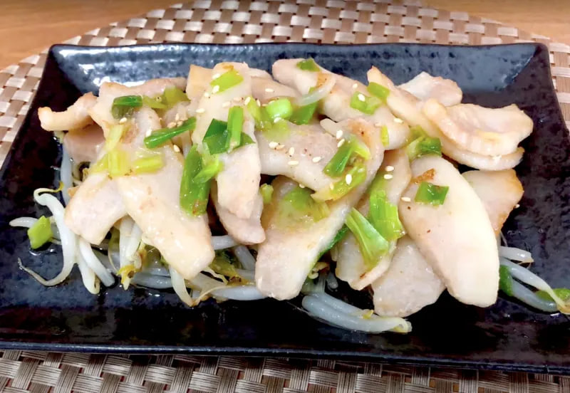 วิธีทำ ‘หมูผัดซอสเกลือต้นหอม’ อร่อยจนต้องเติมข้าว! ทำง่ายเพียง 3 ขั้นตอน ทั้งประหยัดเวลาและแรง